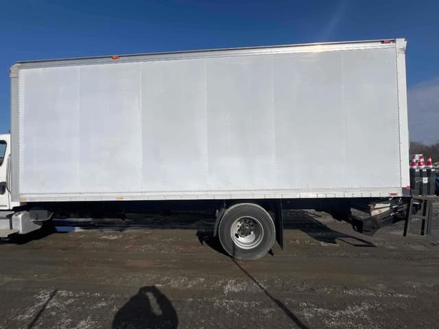 Image of Freightliner M2 106 equipment image 4