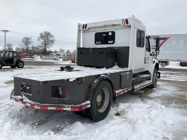 Image of Freightliner M2 106 equipment image 4