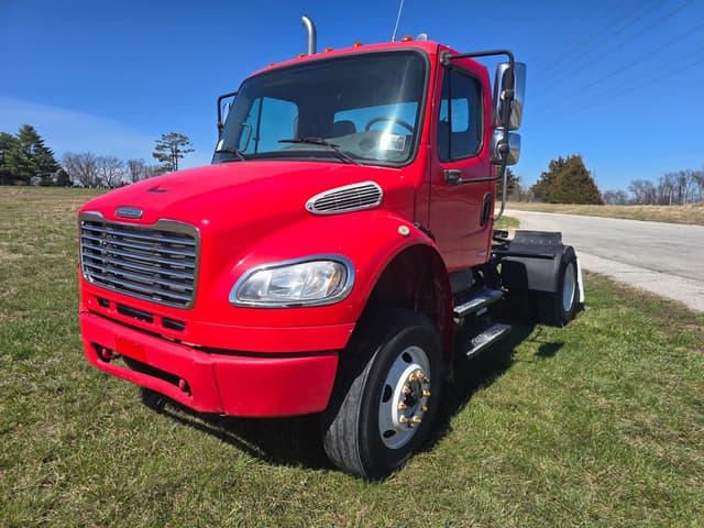 Image of Freightliner M2 106 equipment image 1