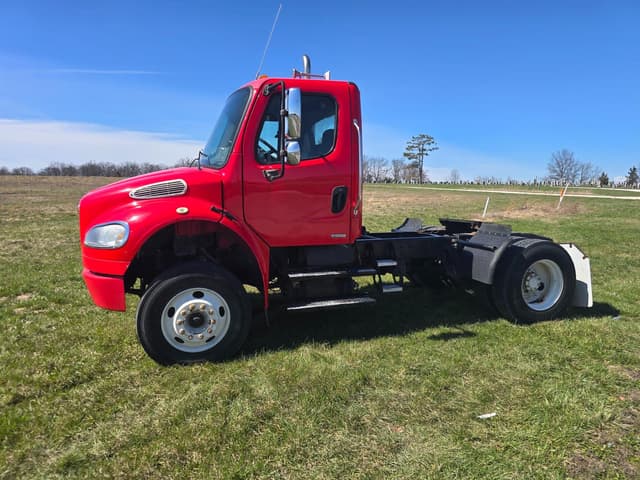 Image of Freightliner M2 106 equipment image 3