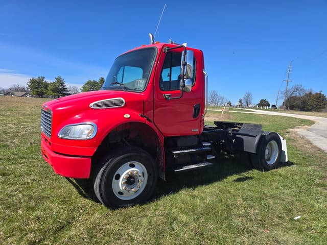 Image of Freightliner M2 106 equipment image 2