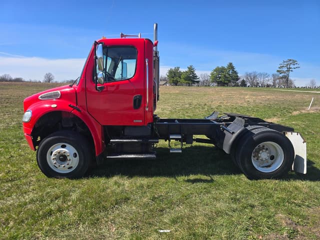 Image of Freightliner M2 106 equipment image 4