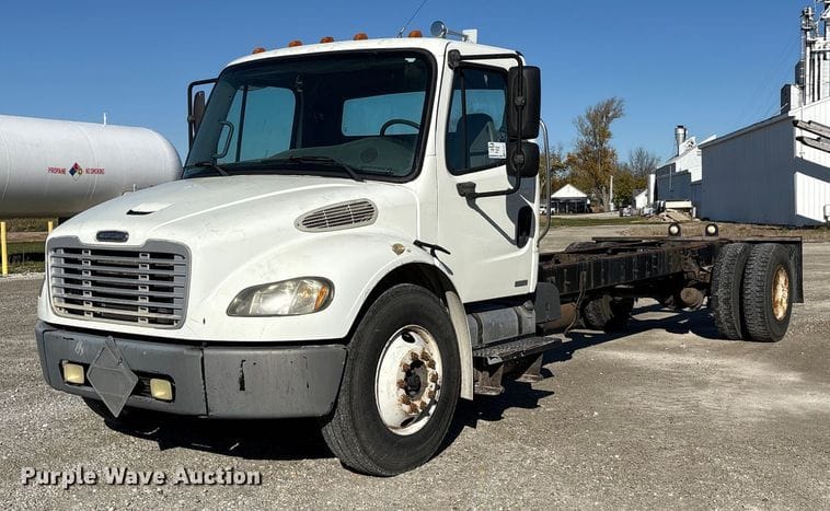 2005 Freightliner M2 106 Equipment Image0