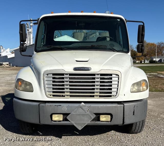 Image of Freightliner M2 106 equipment image 1