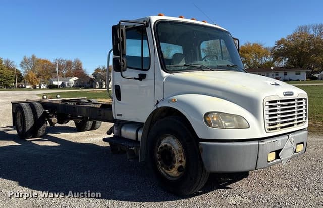Image of Freightliner M2 106 equipment image 2