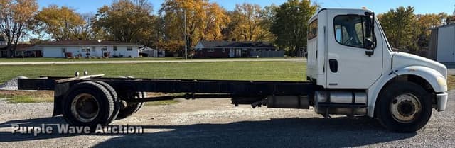 Image of Freightliner M2 106 equipment image 3