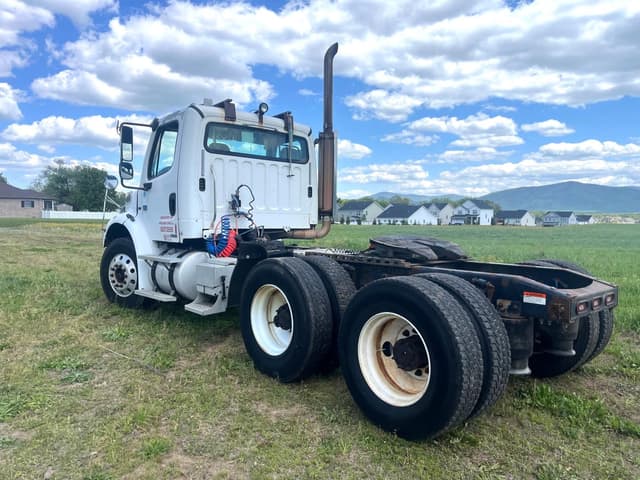 Image of Freightliner M2 112 equipment image 4