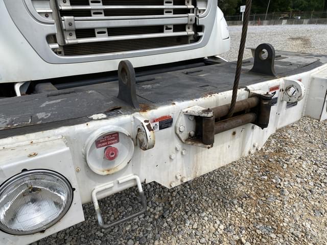 Image of Freightliner M2 equipment image 4