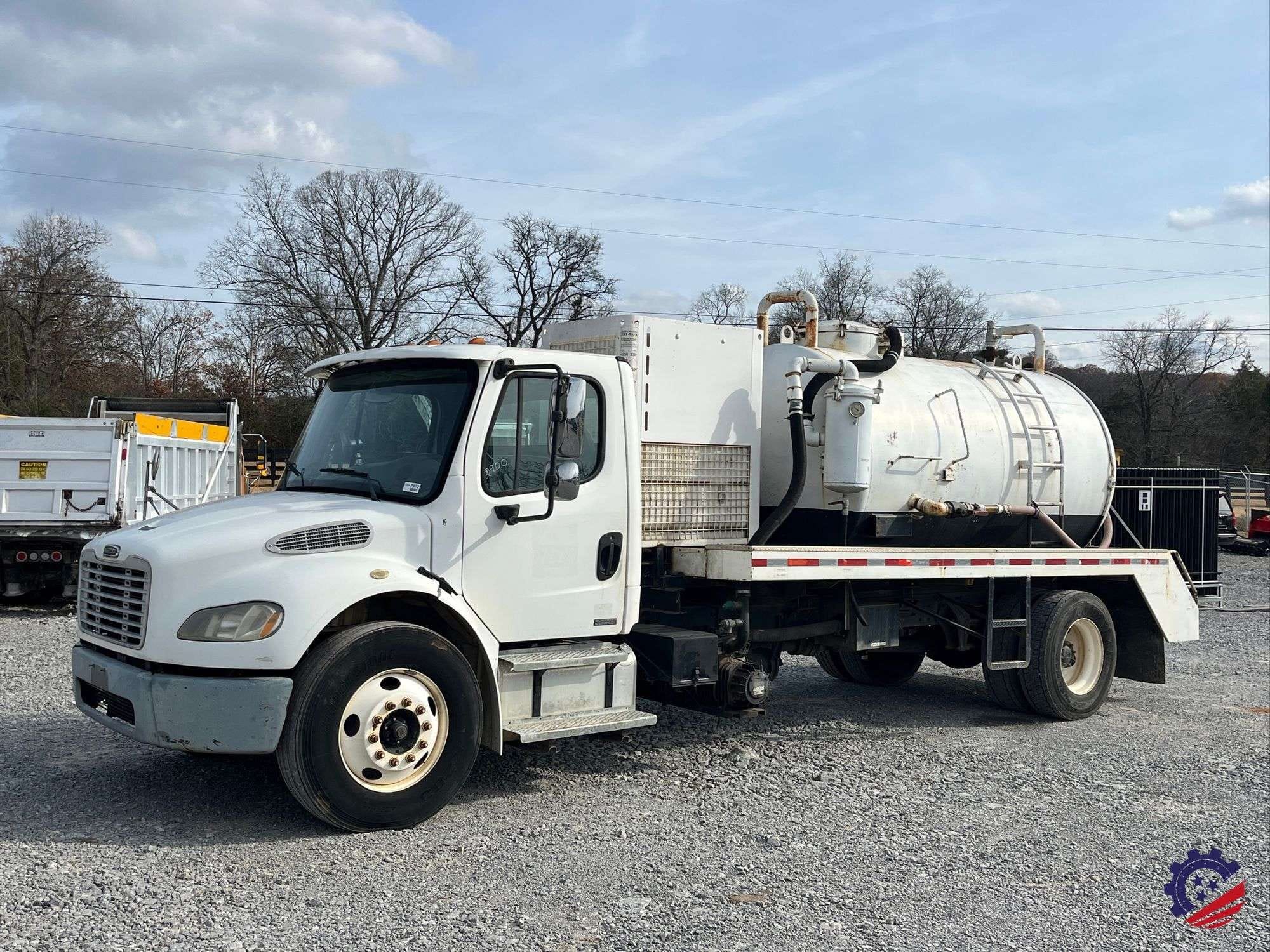 2005 Freightliner Business Class M2 Equipment Image0