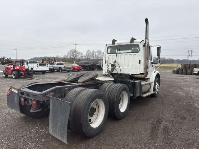 Image of Freightliner M2 equipment image 4