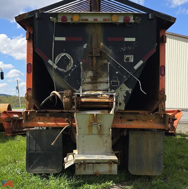 Image of Freightliner M2 equipment image 4