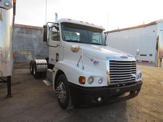 Image of Freightliner ST120 equipment image 3