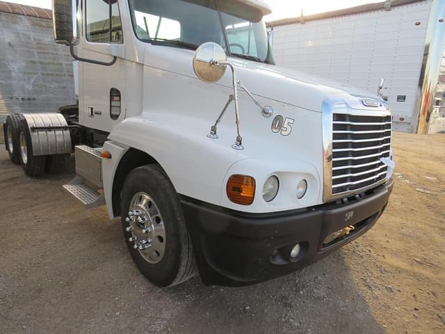 Image of Freightliner ST120 equipment image 4