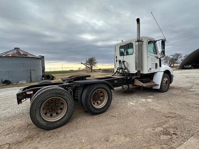 Image of Freightliner Cascadia equipment image 3