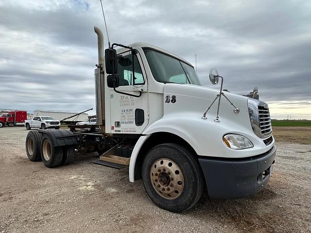 Image of Freightliner Cascadia equipment image 2