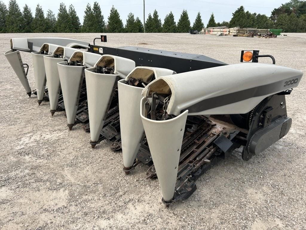 2005 Gleaner 3000 Equipment Image0
