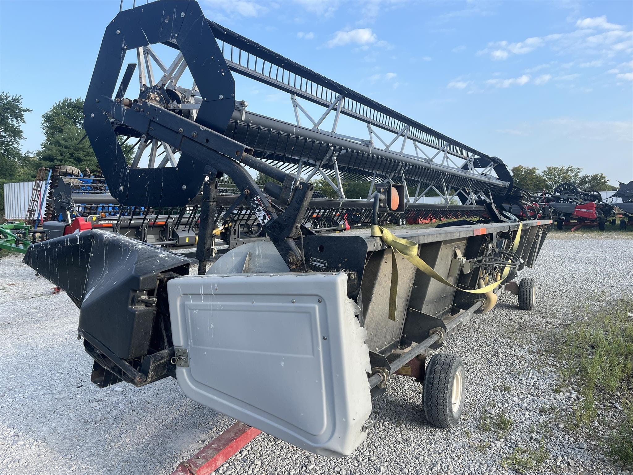 2005 Gleaner 8000 Equipment Image0