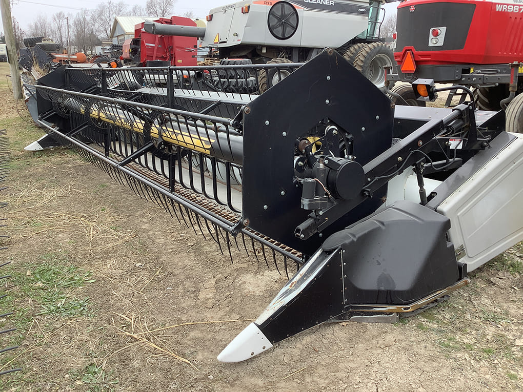 Gleaner 8000 Equipment Image0