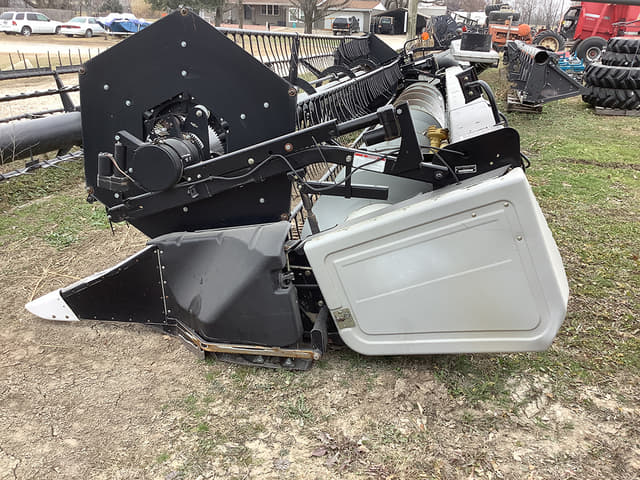 Image of Gleaner 8000 equipment image 3