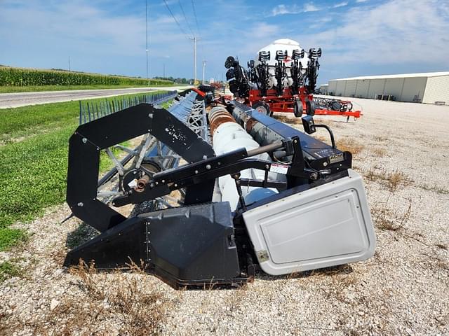 Image of Gleaner 8000 equipment image 3