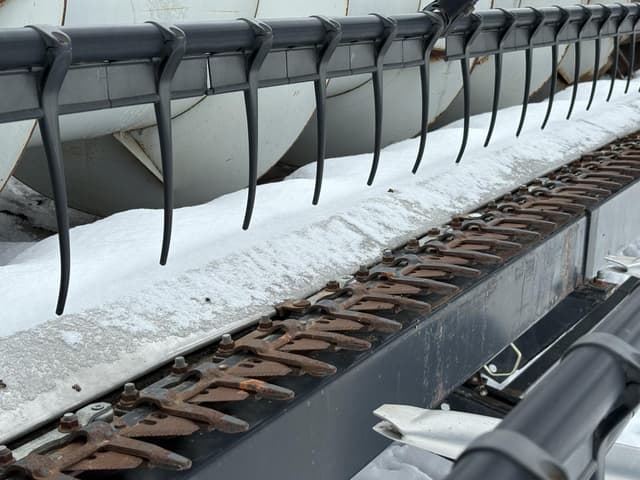 Image of Gleaner 8000 equipment image 4