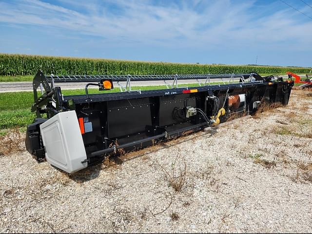 Image of Gleaner 8000 equipment image 4