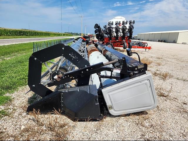 Image of Gleaner 8000 equipment image 3