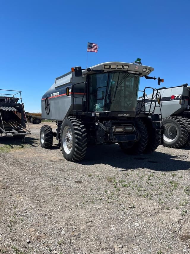Image of Gleaner R75 equipment image 3