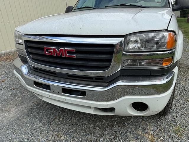 Image of GMC 2500HD equipment image 4