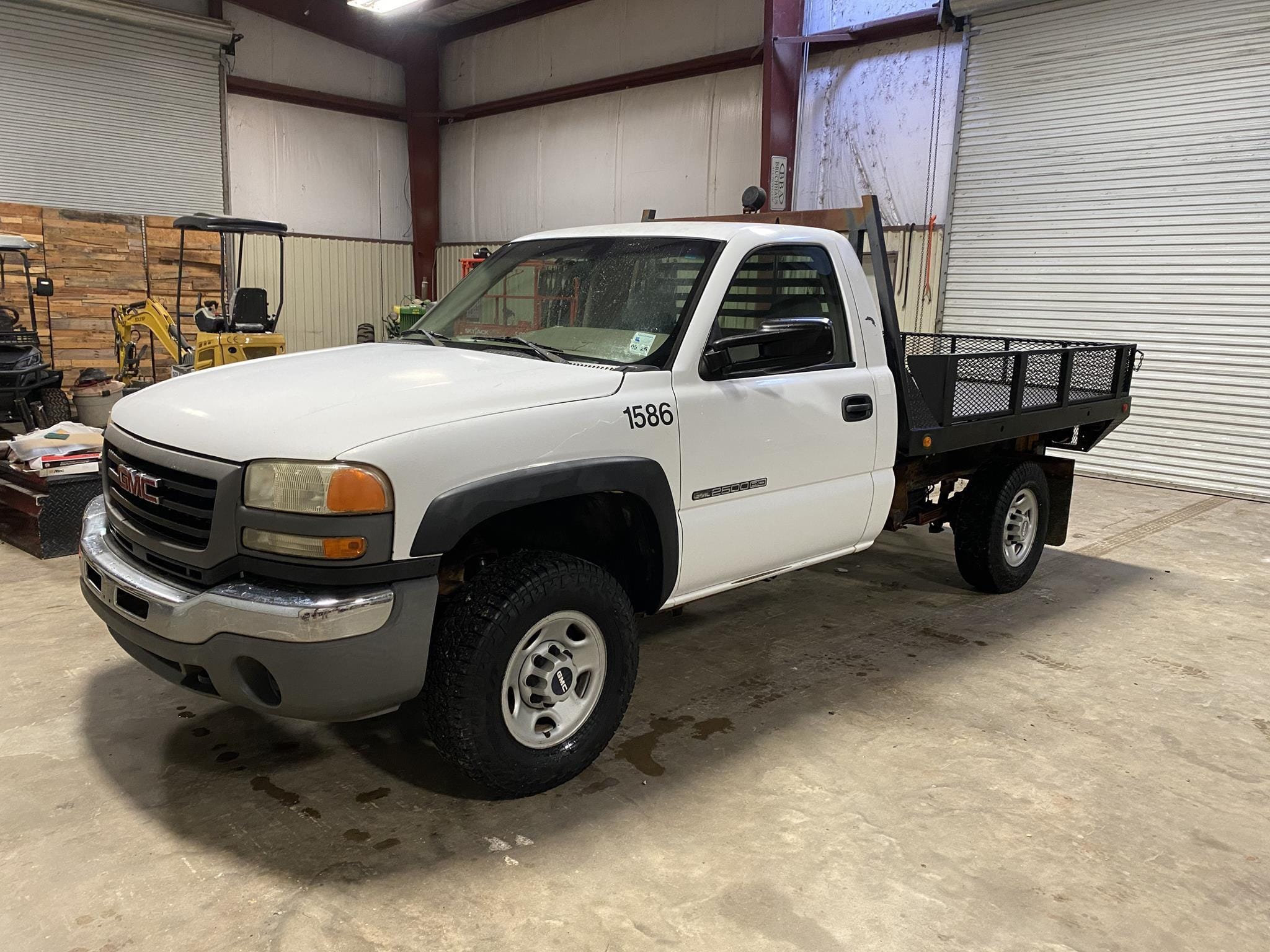 2005 GMC 2500HD Equipment Image0