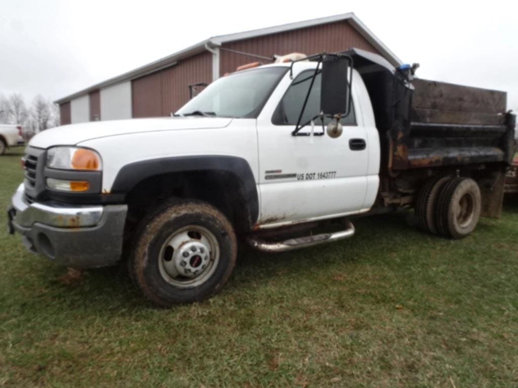 2005 GMC 3500 Equipment Image0