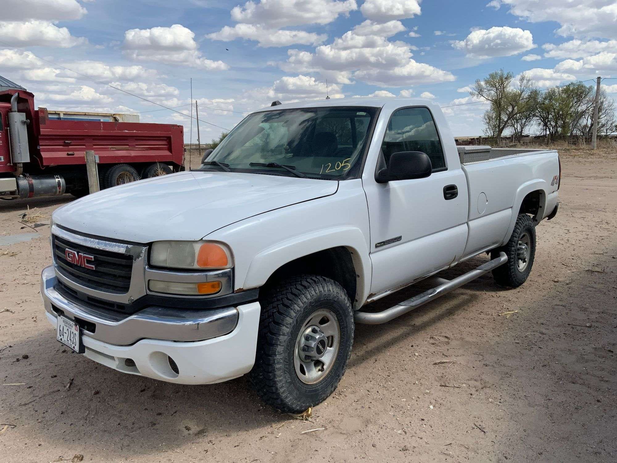2005 GMC 3500 Equipment Image0