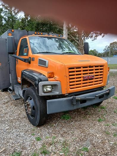 2005 GMC C6500 Equipment Image0
