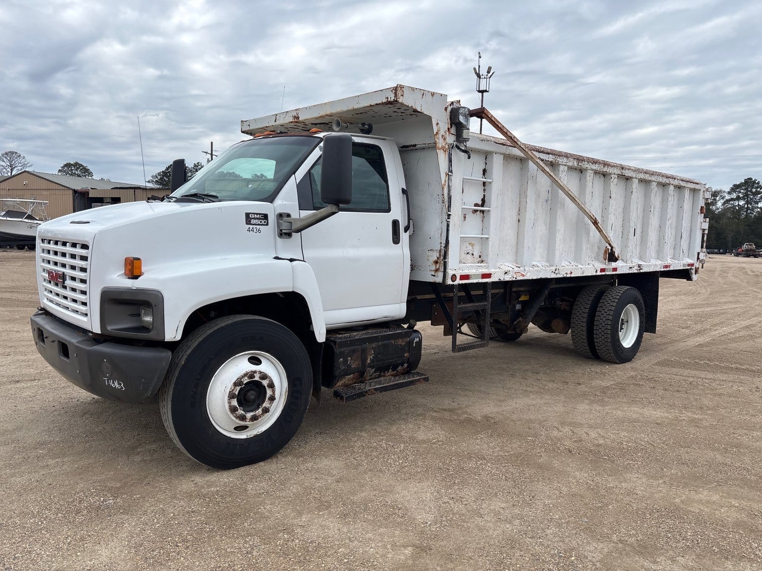 2005 GMC 7500 Equipment Image0