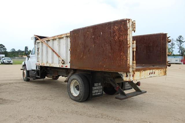 Image of GMC C7500 equipment image 3