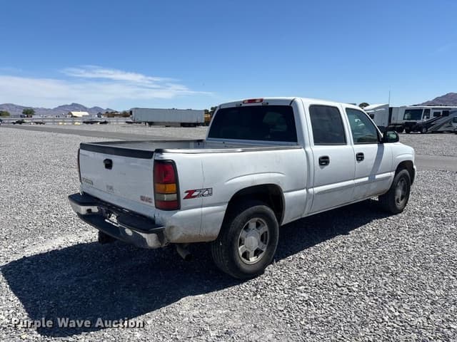 Image of GMC Sierra 1500 equipment image 4