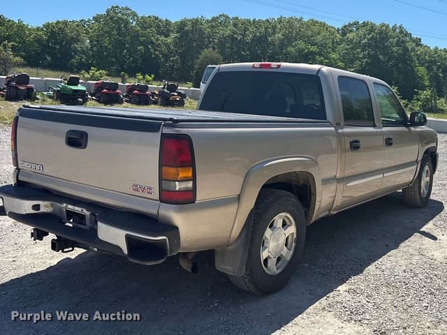 Image of GMC Sierra 1500 equipment image 4