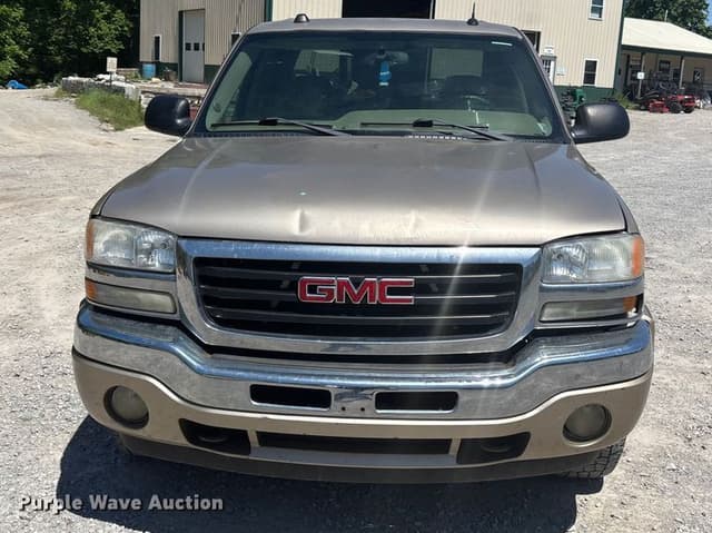 Image of GMC Sierra 1500 equipment image 1