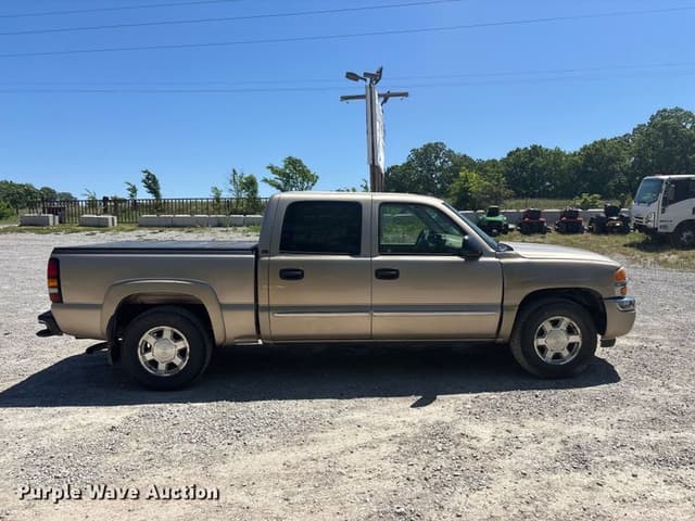 Image of GMC Sierra 1500 equipment image 3