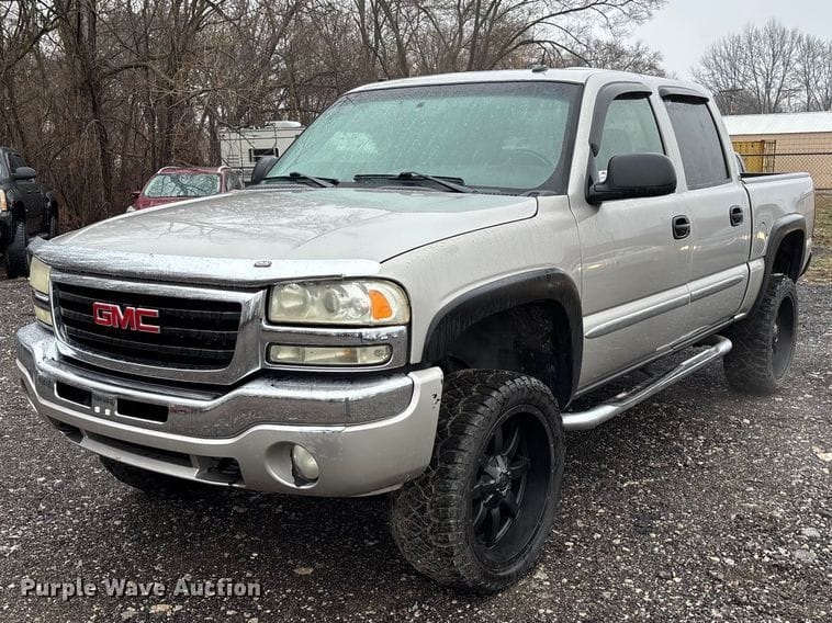 2005 GMC Sierra 1500 Equipment Image0