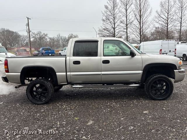 Image of GMC Sierra 1500 equipment image 3