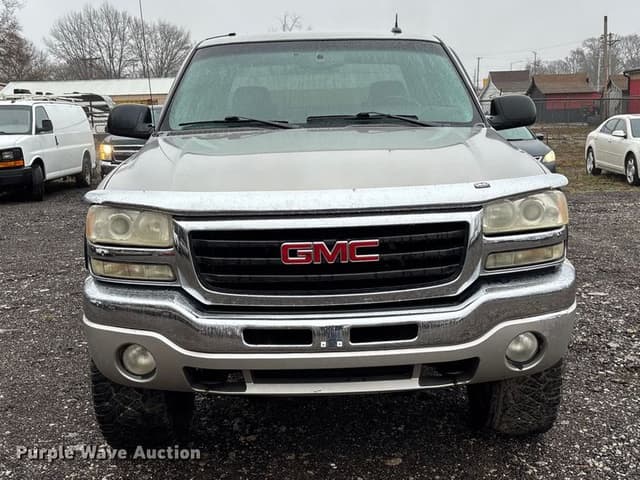 Image of GMC Sierra 1500 equipment image 1