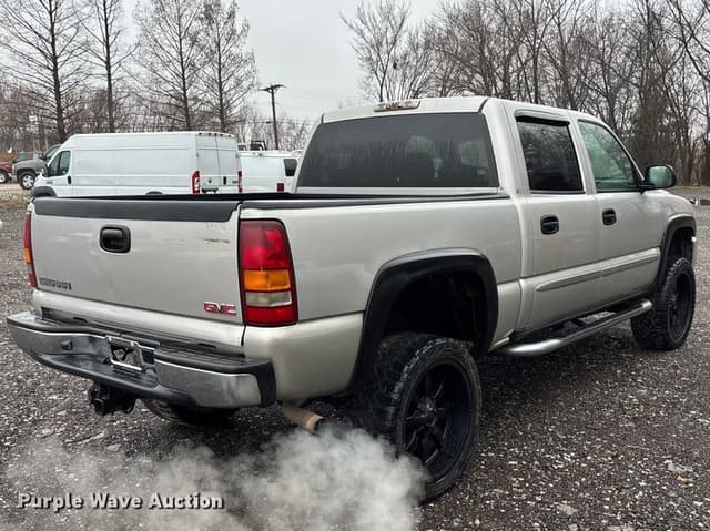 Image of GMC Sierra 1500 equipment image 4