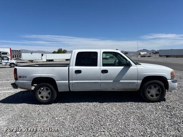 Image of GMC Sierra 1500 equipment image 3