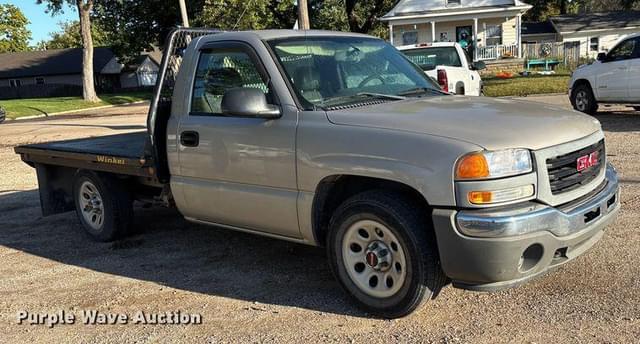 Image of GMC Sierra 1500 equipment image 2