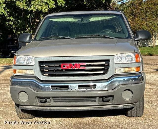 Image of GMC Sierra 1500 equipment image 1