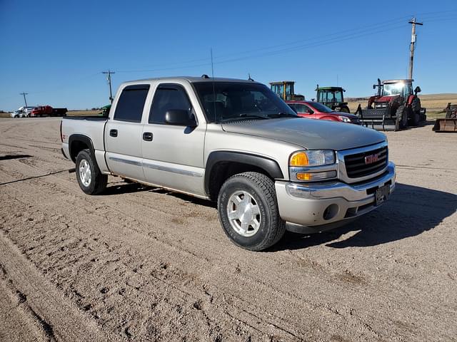 Image of GMC Sierra 1500 equipment image 1