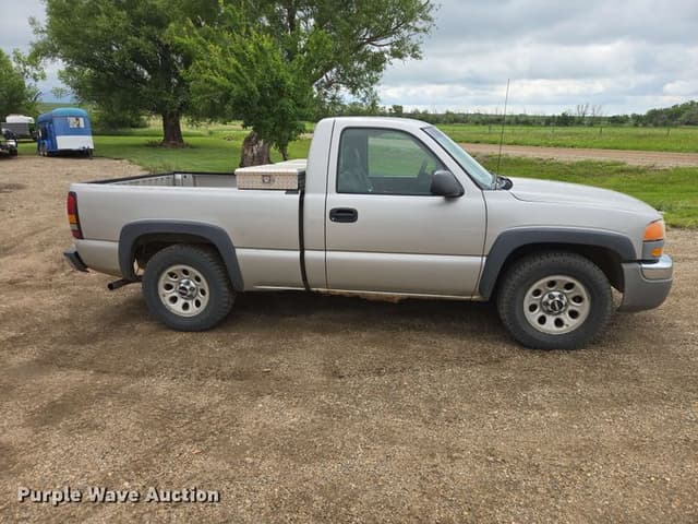 Image of GMC Sierra 1500 equipment image 3