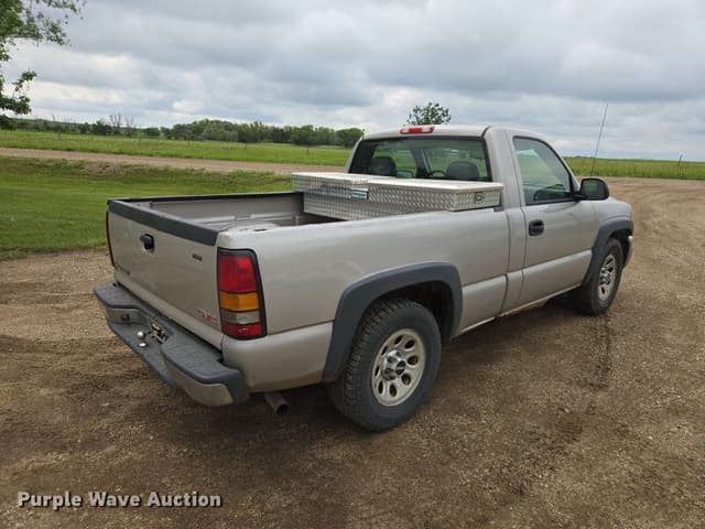 Image of GMC Sierra 1500 equipment image 4