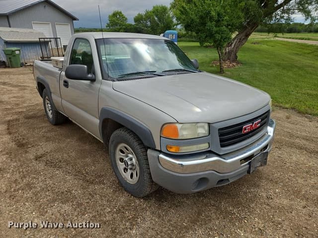 Image of GMC Sierra 1500 equipment image 2
